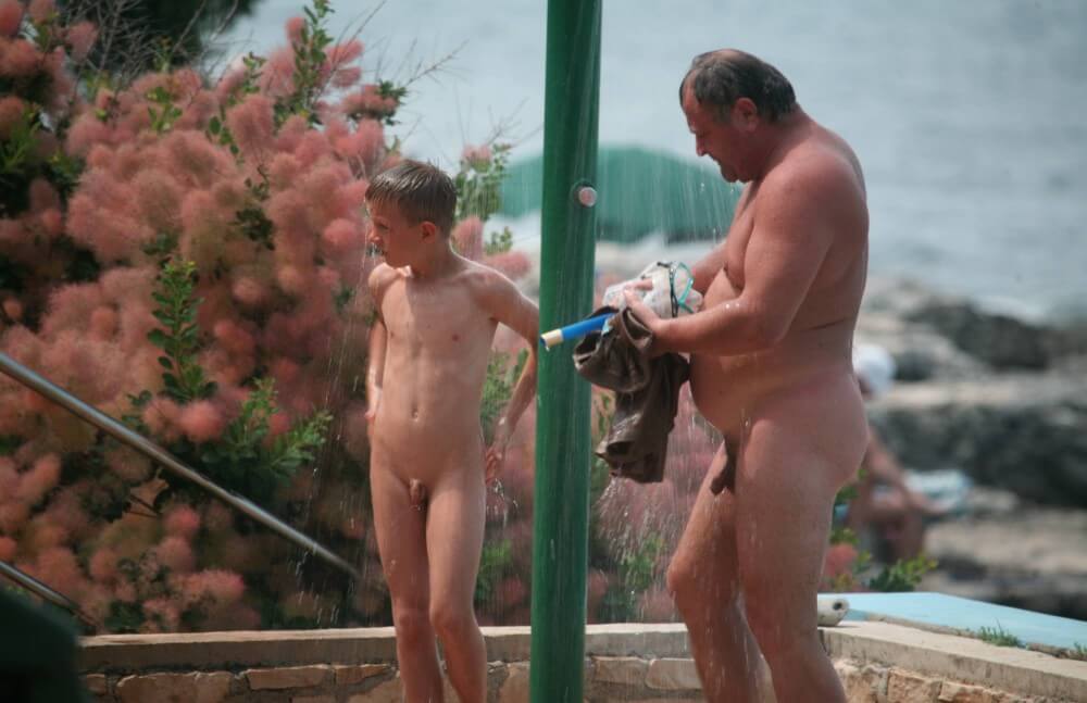 Naturist Shower Profiles pics - Nudism is a way to improve health and boost self-esteem