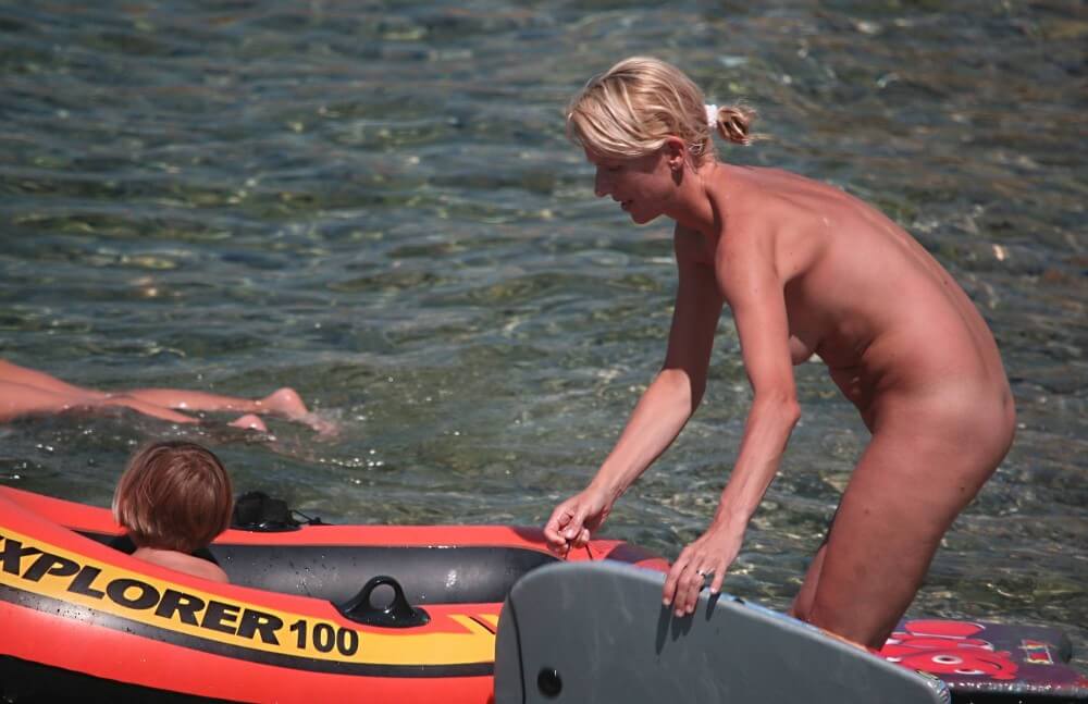 Red Boating for Two Nudists pics - Nudism and natural harmony