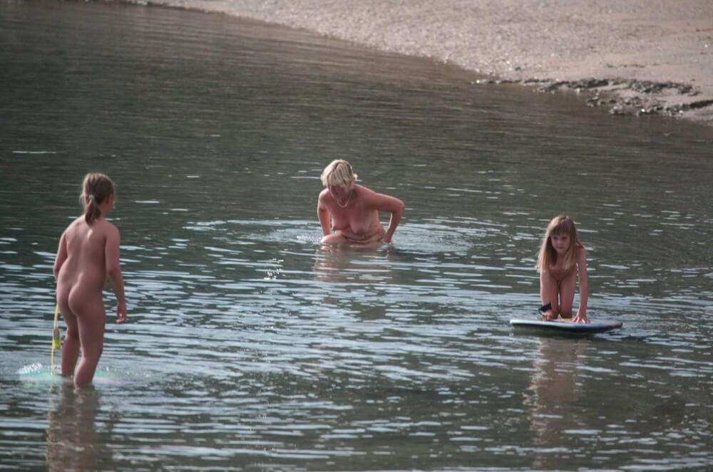 Naturism photo gallery # 14 - Nudity is an integral part of life in nature