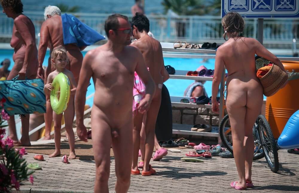 Daytime Nudists Chill Out photos - Nudism helps people overcome their insecurities