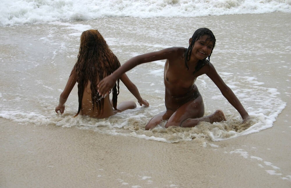 Brazilian Sand Playground pics - Nudists live together in nature and in groups