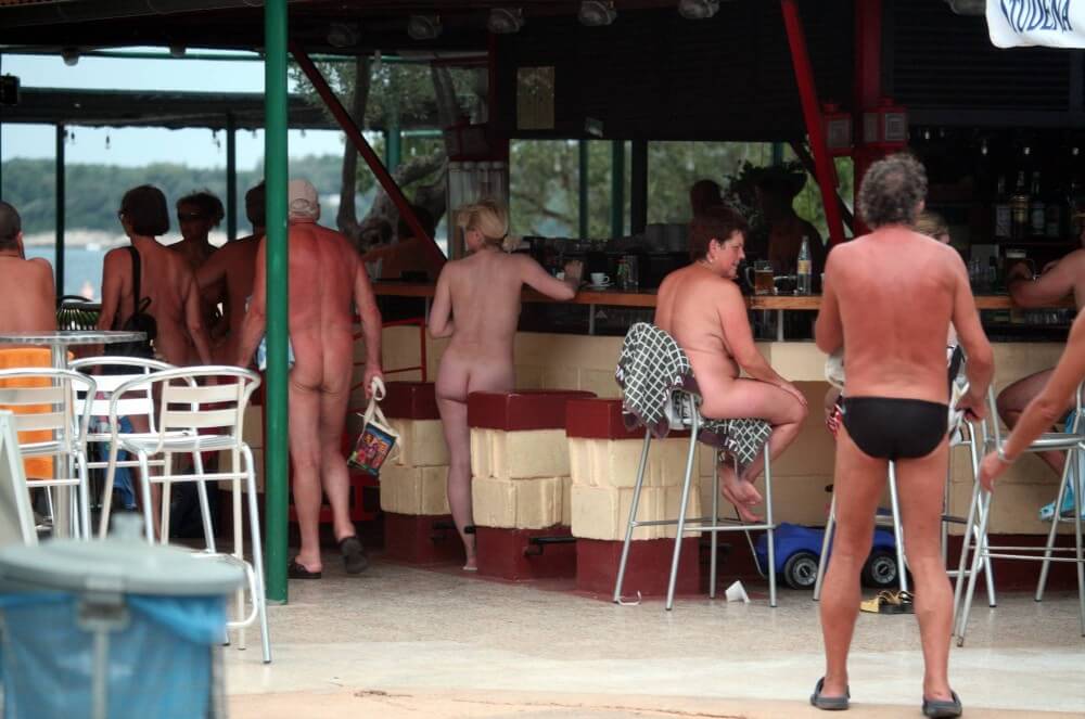 Outdoor diner view - Naturists respect each other and those around them
