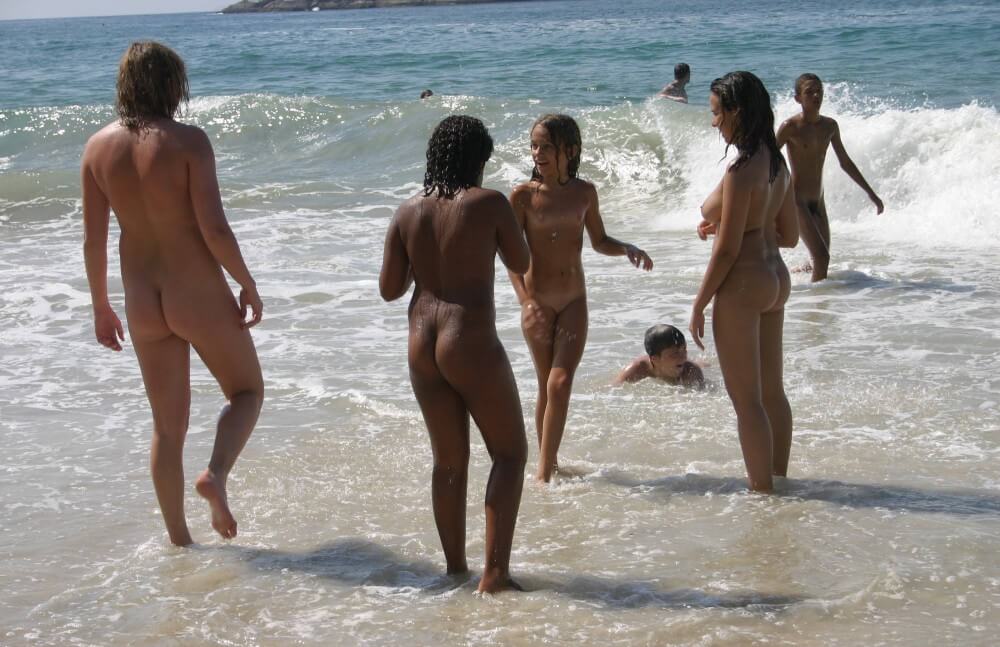 Brazils Water Refreshing pics - Naturism implies a life free of unnecessary problems
