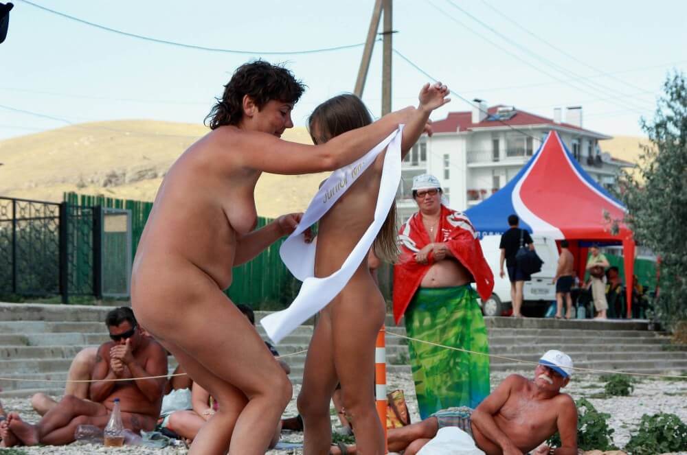 Presenting Mini Awards photos - Thoughts on Naturism