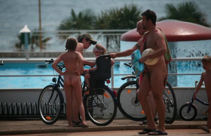 Freedom on two wheels: how cycling and hiking enrich the lives of nudists - Self-confidence helps naturists achieve their goals
