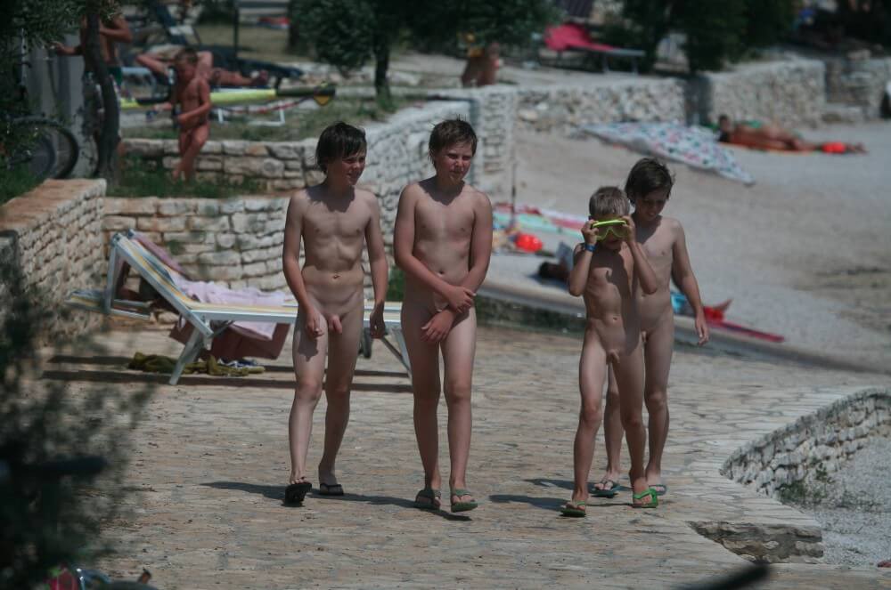 Shore walking nude - Being yourself is part of nudism