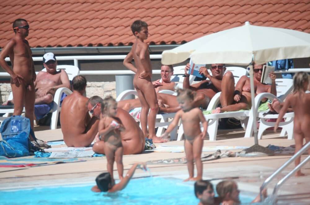 Pool Camping Sides gallery - In naturism, people are equal regardless of circumstances