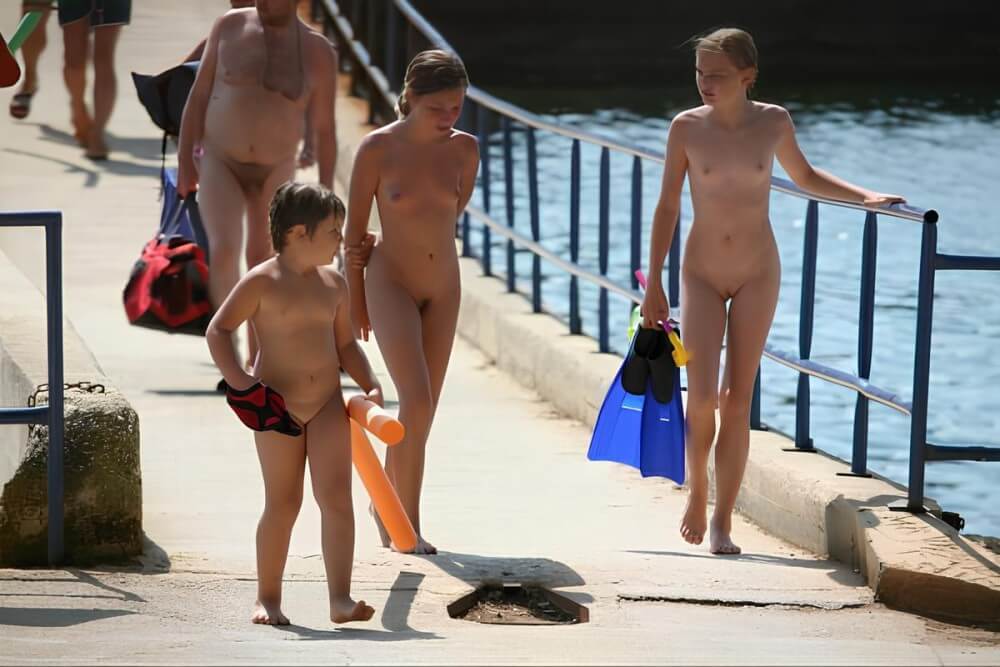 Naturism photo gallery # 11 - They value respect for nature and the fully naked body