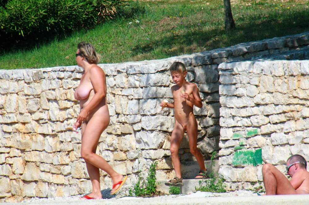 Ula FKK Wall-Side Families pics - Interaction with nature through naturism and nudism