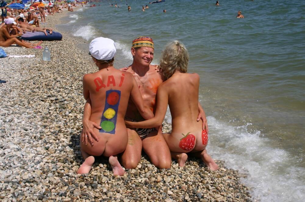 Bold Outdoor Nude Poses pics - Nudism teaches us to appreciate the present and be honest