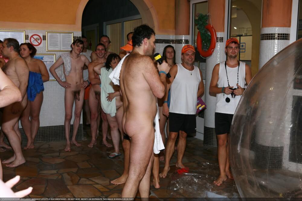 Naturism photo gallery # 56 - Wearing less clothing is fashionable