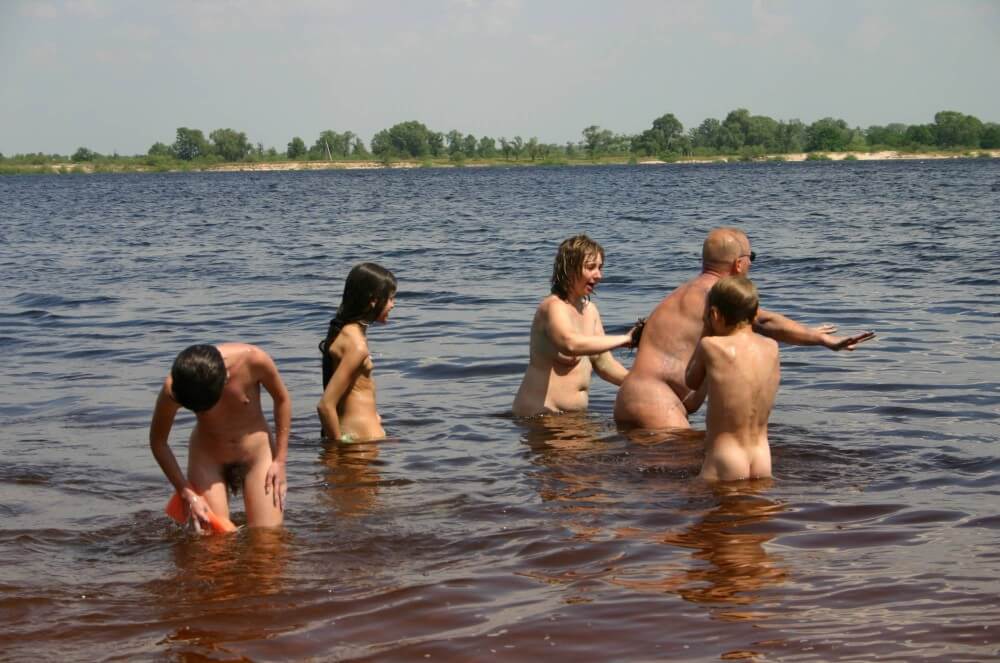 Kiev Water-Front Bathing pics - Naturists live in harmony and tranquility