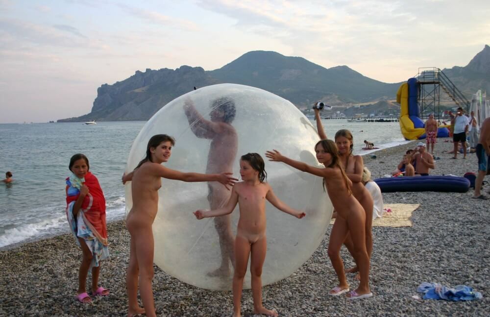 Pics Walk on the Beach Balloon - Nudity is an expression of naturalness and sincerity