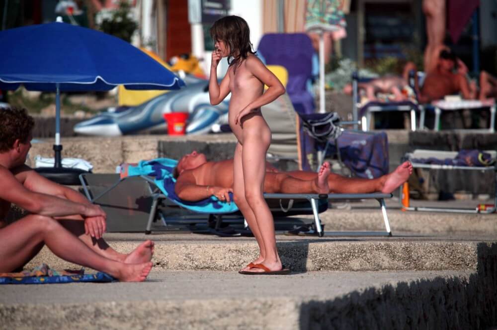 Girl Walk to Nudist Shower pics - Nature is the best home for a naturist