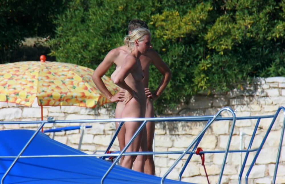 Casual Beachside Strolling pics - Nudism strengthens friendships and mutual respect among people